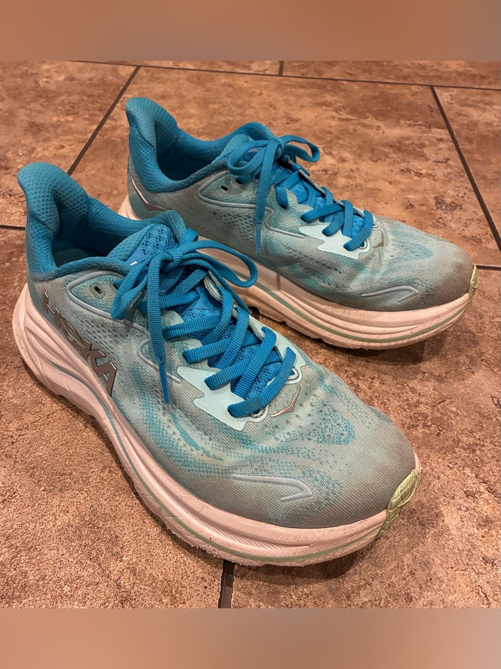 Women’s size 8 Hoka Clifton 10